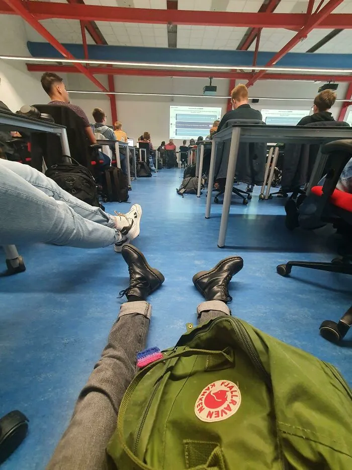 No hay suficientes asientos en las aulas, así que no tengo mesa ni asiento, aunque pago mucho dinero por estudiar.