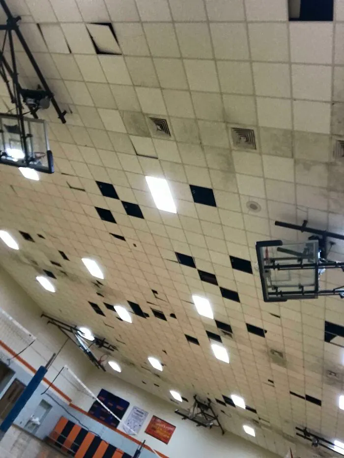 A alguien se le ocurrió poner este techo en el gimnasio del colegio