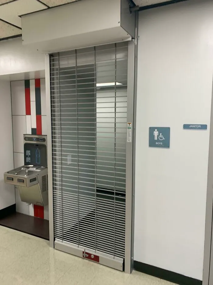 Durante el verano, mi colegio instaló puertas metálicas en los baños para evitar que entráramos entre clase y clase.