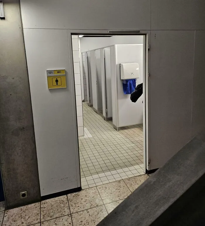 Nos han quitado las puertas de los servicios en la escuela