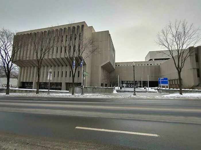 La ciudad de Quebec destruyó casas victorianas centenarias para construir esta monstruosidad