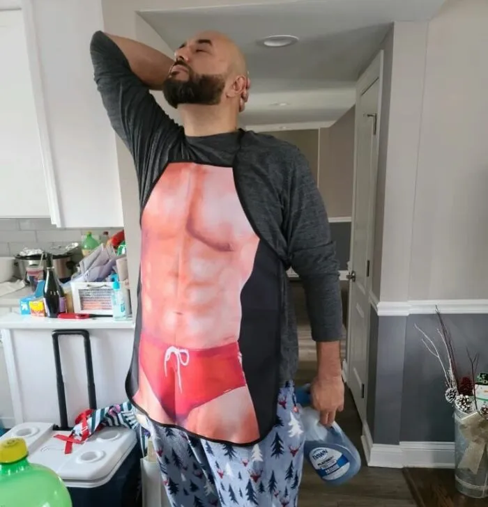 Who Needs To Break A Sweat In The Gym This Year If You Can Simply Cover Up With This <a Style="Display:inline;" Href="Https://Www.amazon.com/Landisun-Kitchen-Cooking-Creative-Grilling/Dp/B011tnzkoc?ie=utf8&linkcode=ll1&tag=bppelican-20&linkid=54dc3bf3a86185317ccbaa906c9225e4&language=en_us&ref_=as_li_ss_tl" Target="_blank"><span Style="Font: Inherit; Color: #d74b1f;"> Sexy Apron</Span>