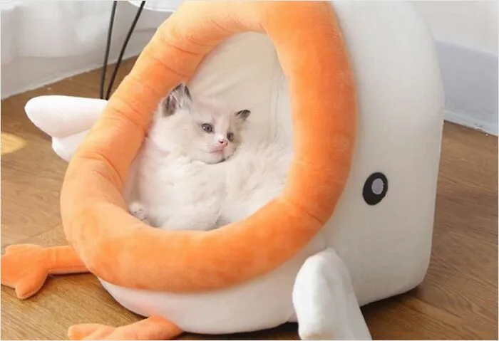 This Adorable <a Style="Display:inline;" Href="Https://Www.amazon.com/Dp/B09q8xxgmm?asc_item-ID=amzn1.ideas.2gtou1vub2j3t&th=1&linkcode=ll1&tag=bpbobcat-20&linkid=654dbd3febba5ab8495f1bfd73173210&language=en_us&ref_=as_li_ss_tl" Target="_blank"><span Style="Font:inherit; Color: #d74b1f;"> Plush Duck-Shaped Cat Bed</Span> Is The Purr-Fect Place For Your Feline Friend To Snooze