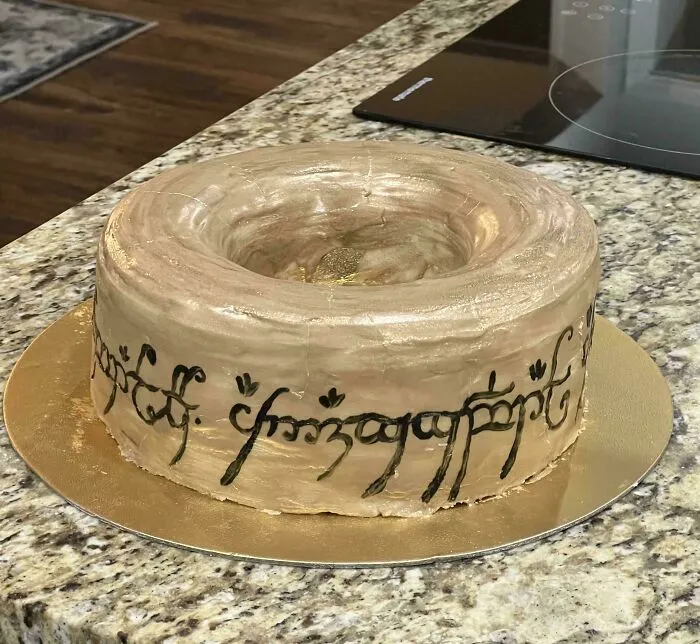 Pidieron una tarta en forma del anillo único, hice lo que pude