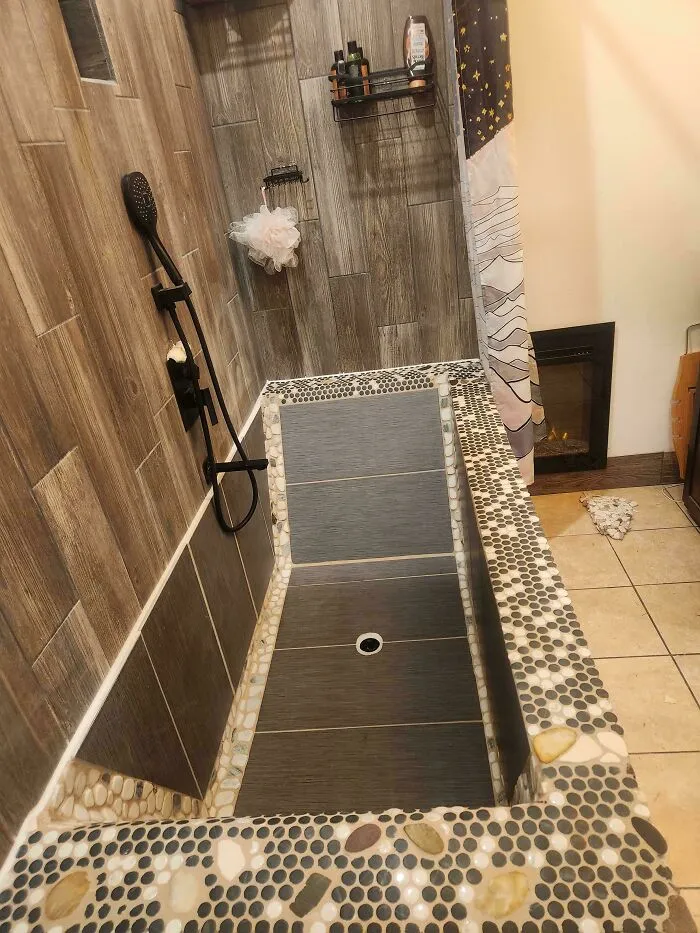 Bañera casera con diseño inusual y ejecución fallida mostrando un proyecto casero con errores visibles en el baño.