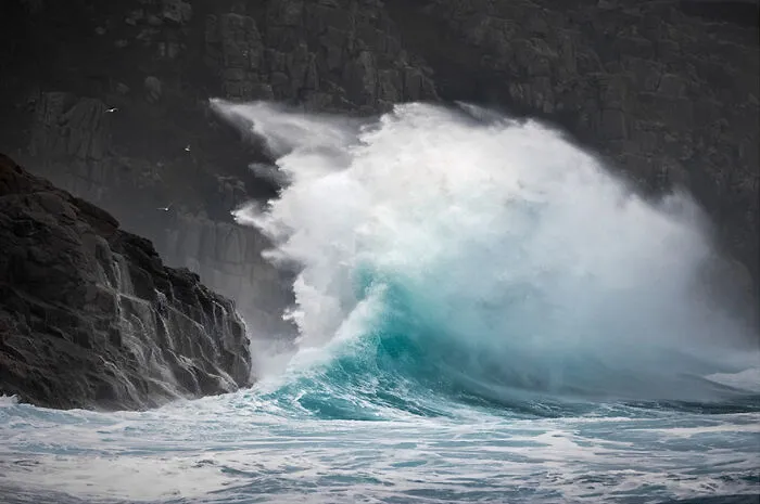 40 Awe-Inspiring Photos That Showcase The Majesty Of Ocean Waves By Rachael Talibart