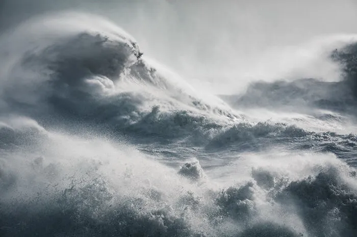 40 Awe-Inspiring Photos That Showcase The Majesty Of Ocean Waves By Rachael Talibart