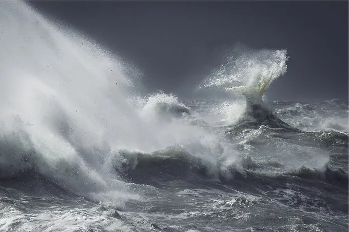 40 Awe-Inspiring Photos That Showcase The Majesty Of Ocean Waves By Rachael Talibart