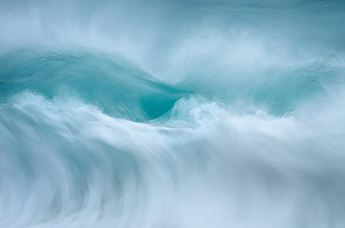 40 Awe-Inspiring Photos That Showcase The Majesty Of Ocean Waves By Rachael Talibart