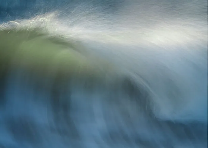 40 Awe-Inspiring Photos That Showcase The Majesty Of Ocean Waves By Rachael Talibart