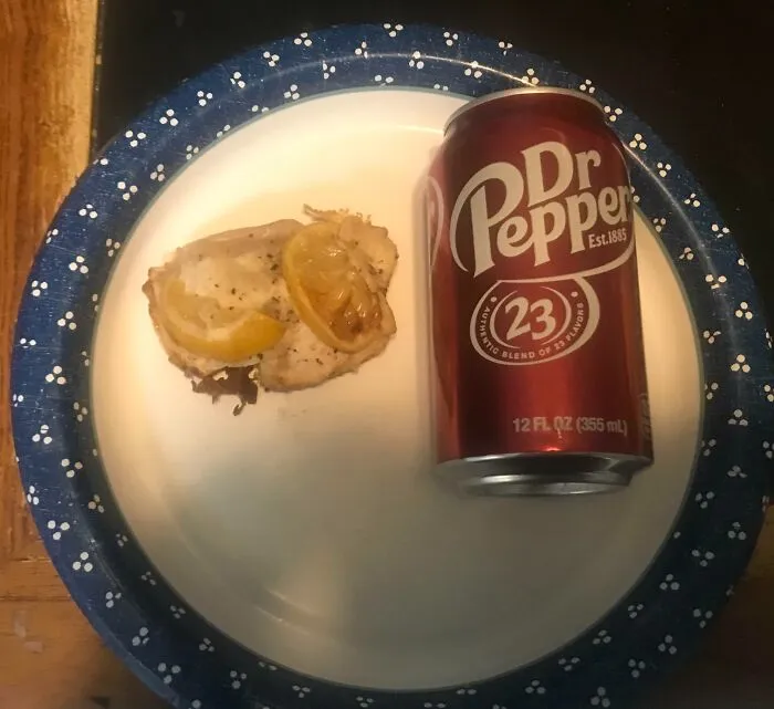 Mi familia me dijo que la cena estaba lista, así que no necesitaba parar a comer en ningún lugar. Cuando llegué, vi que esto era lo que quedaba de pollo. Puse la lata como referencia
