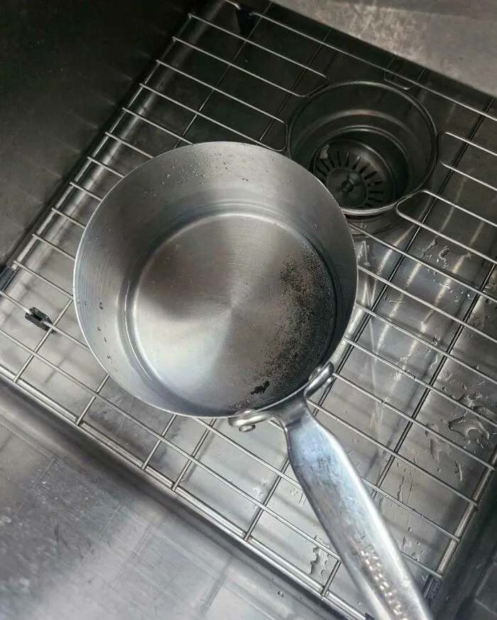 Al llegar a casa, encontré a mi madre hirviendo lejía para limpiar una sartén con azúcar quemado, lo que estaba generando un gas altamente tóxico
