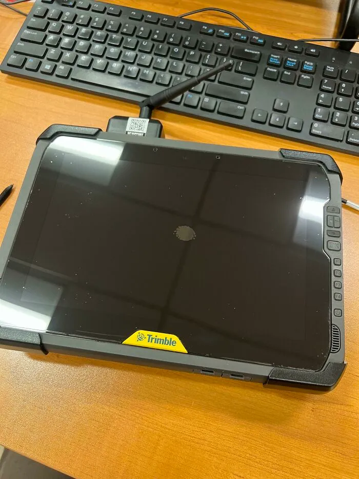 Compré un ordenador de 6.000 dólares y el vendedor se ofreció a instalar el protector de pantalla dejando una burbuja en el centro.