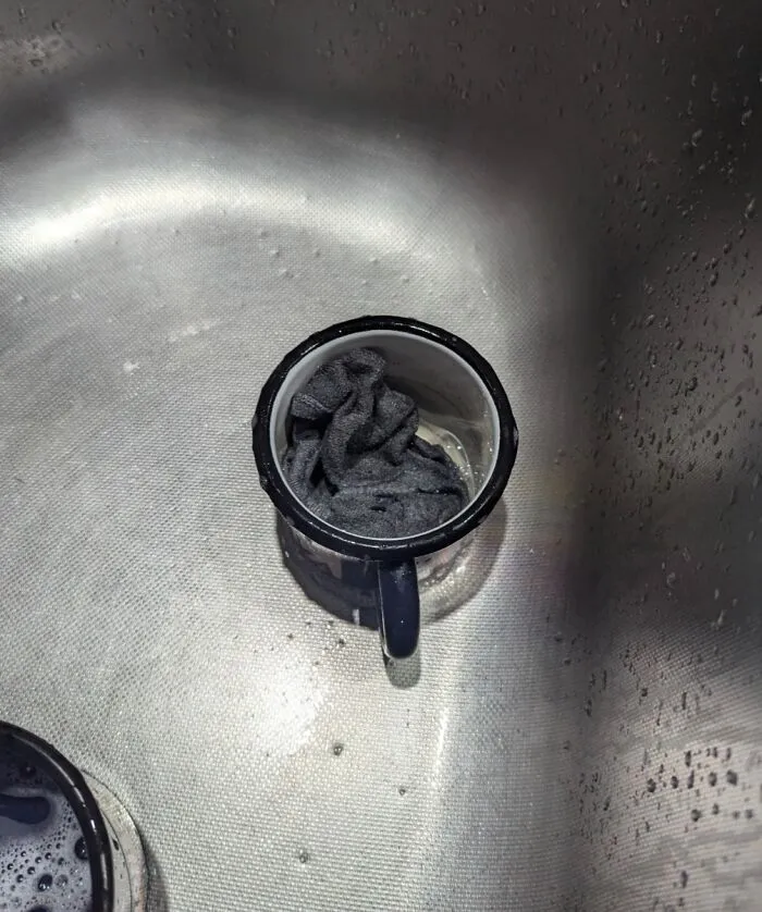 Mi papá lava sus calcetines en las tazas donde tomamos café. Lo hace todas las noches, y utiliza detergente para platos