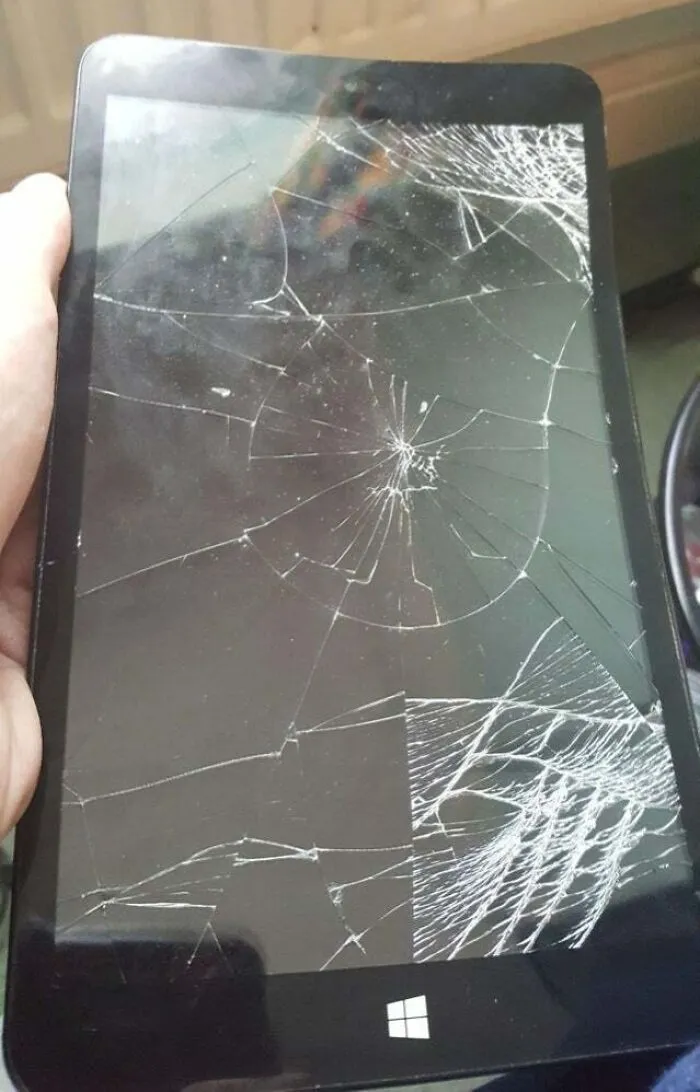Mi papá me pidió prestada la tableta, se sentó sobre ella y me la devolvió así