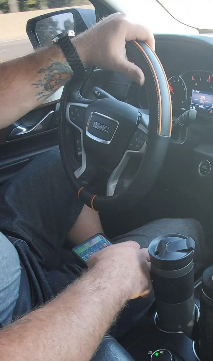 Mi papá es tan adicto a los juegos del celular que incluso juega mientras conduce. En un viaje que hicimos juntos, le terminé pidiendo que se sentara de copiloto porque se la pasaba dando volantazos