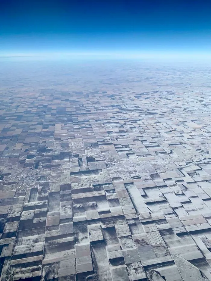 Esta es una llanura agrícola en el este de Colorado con parches de nieve derretida por el viento que crean una ilusión en 3D