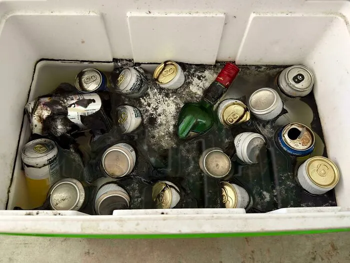 Un compañero de piso organizó una fiesta antes de mudarse y nos dejó su desorden para que lo limpiáramos. Encontramos su nevera llena de alcohol meses después