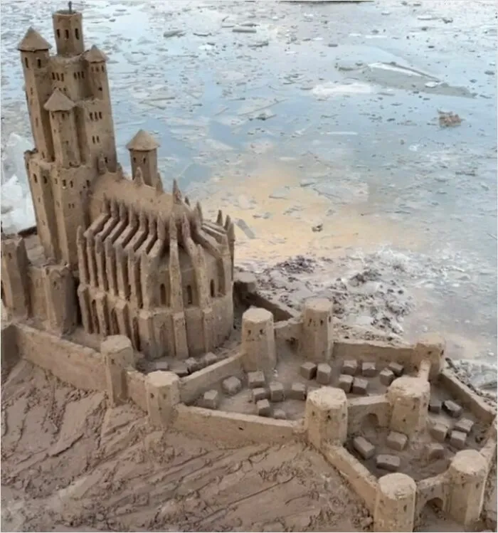 26 Sand Sculptures By This Italian Artist That Blend Architecture, Nature, And Pop Culture