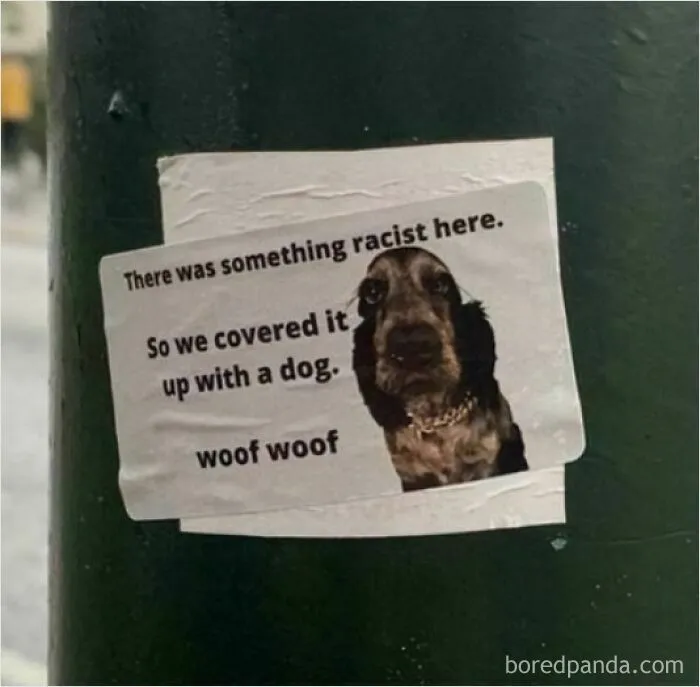 "Había algo racista aquí. Así que lo hemos tapado con un perro. Guau guau"