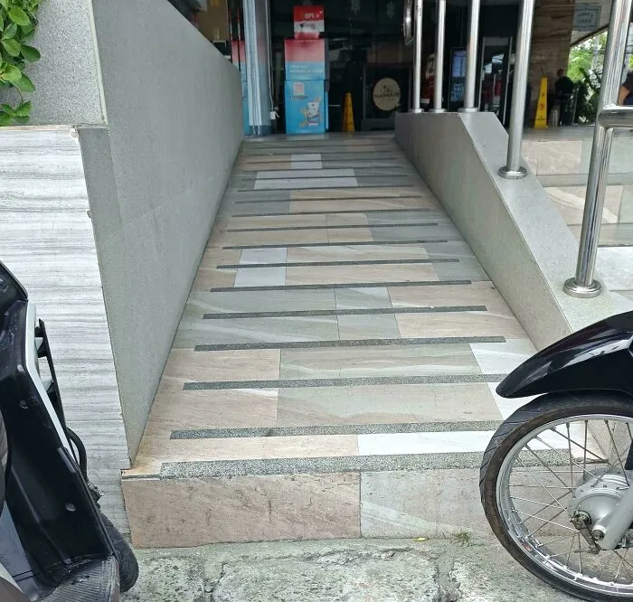Se supone que es el acceso para silla de ruedas