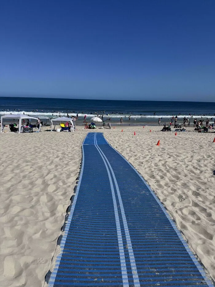 Rampas para las sillas de ruedas en la playa