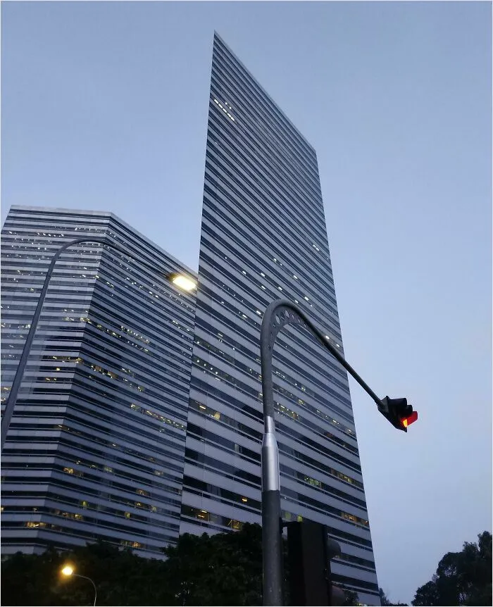 Este edificio parece 2D desde ciertos ángulos (Singapur)