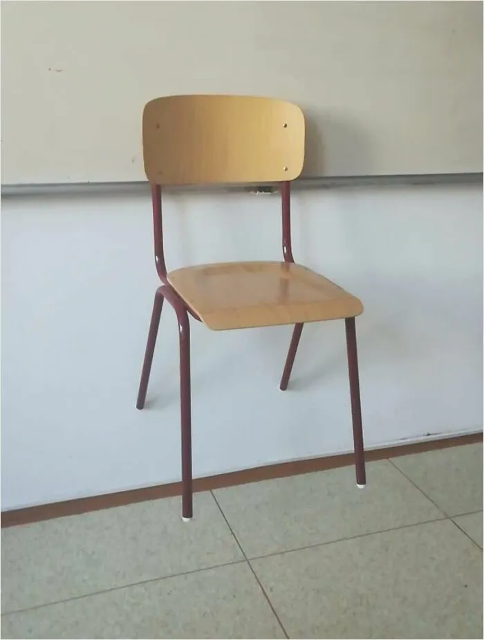 La silla está apoyada en la pared