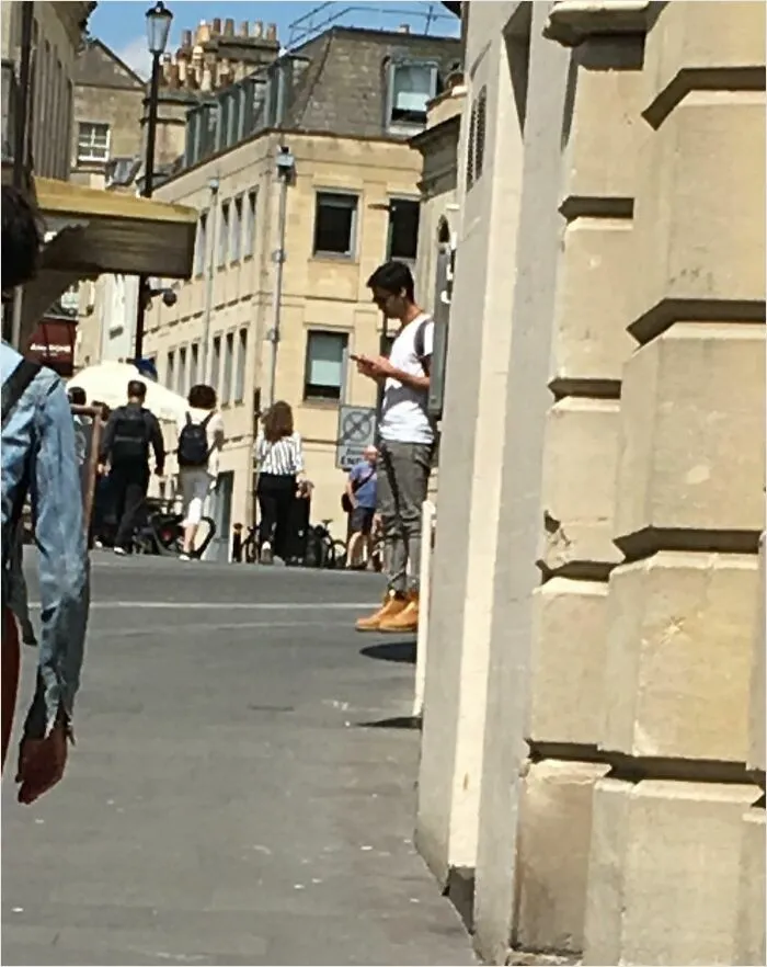 La sombra y la pendiente hacen que parezca que flota