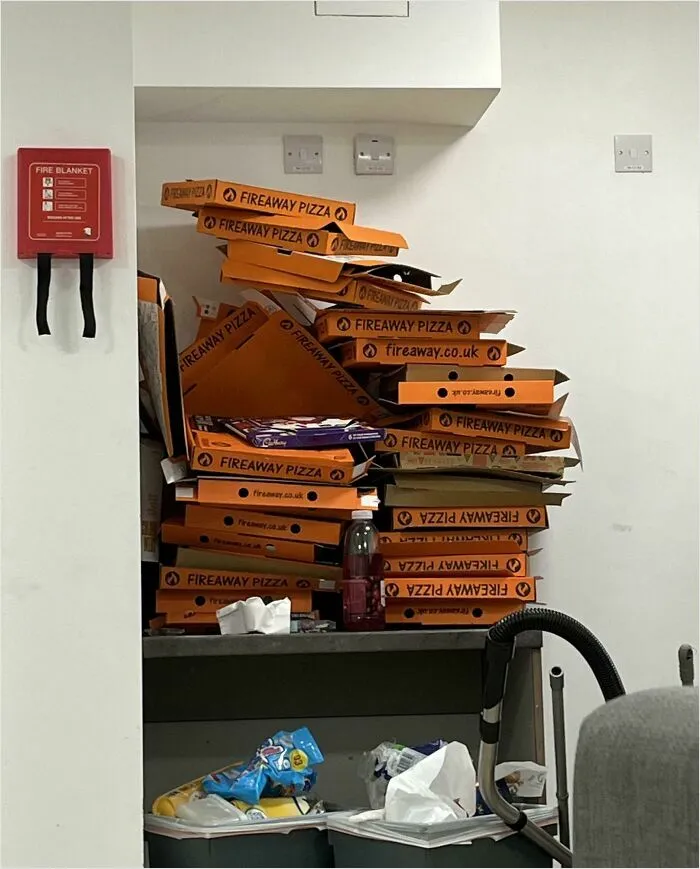 Les he dicho innumerables veces que los lleven a la basura. Esperan que yo lo haga cuando ni siquiera como pizza...