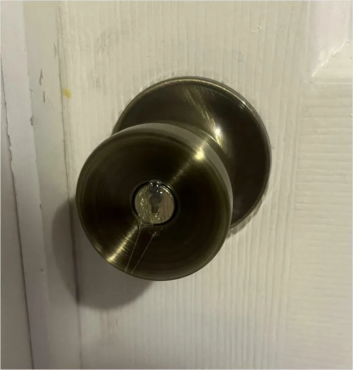 Mis compañeros de piso pusieron cola caliente en la cerradura de mi puerta