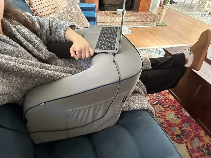 A Gift That's A Neck And Neck Win For The Antisocial Sleeper! This <a Style="Display:inline;" Href="Https://Www.amazon.com/Reading-Pillow-Husband-Pillows-Working/Dp/B0cp725mjp?ie=utf8&th=1&linkcode=ll1&tag=bppony-20&linkid=d46bc82a5c9bf06280613befc852a308&language=en_us&ref_=as_li_ss_tl" Target="_blank"><span Style="Font: Inherit; Color: #d74b1f;"> Memory Foam Lap Pillow For Working In Bed</Span> Is The Perfect Way To Support Their Typing And Typing, Allowing Them To Stay In Their Element And Work In The Comfort Of Their Own Bed