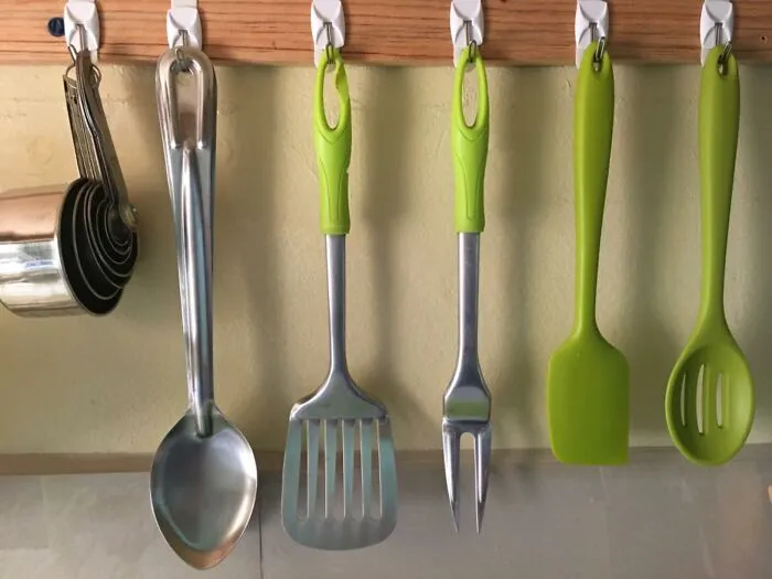 It's Time To Hang Out With <a Style="Display:inline;" Href="Https://Www.amazon.com/Command-Toggle-Hanging-Adhesive-Organizers/Dp/B0751trs6y?ie=utf8&th=1&linkcode=ll1&tag=bpsquid-20&linkid=296b911c3873b0f124d911b5ed6a26db&language=en_us&ref_=as_li_ss_tl" Target="_blank"><span Style="Font: Inherit; Color: #d74b1f;"> Command Hooks With Wire Toggles </Span> That Make Decorating A Breeze!