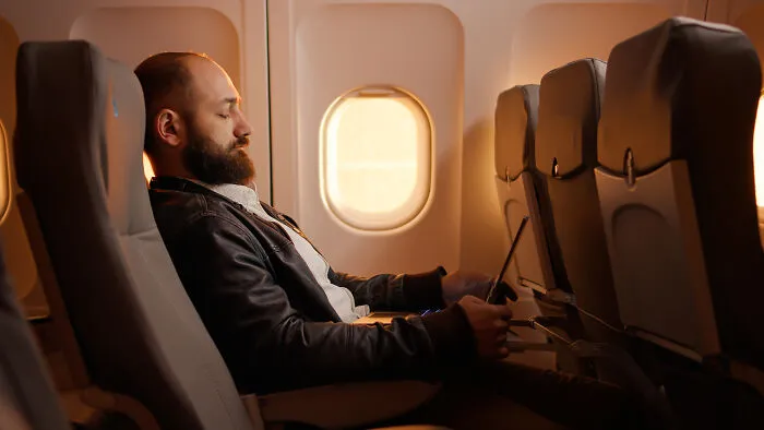 “Kidney Stone Decided To Pass On My Flight”: 39 Flight Horror Stories From Funny To Traumatic