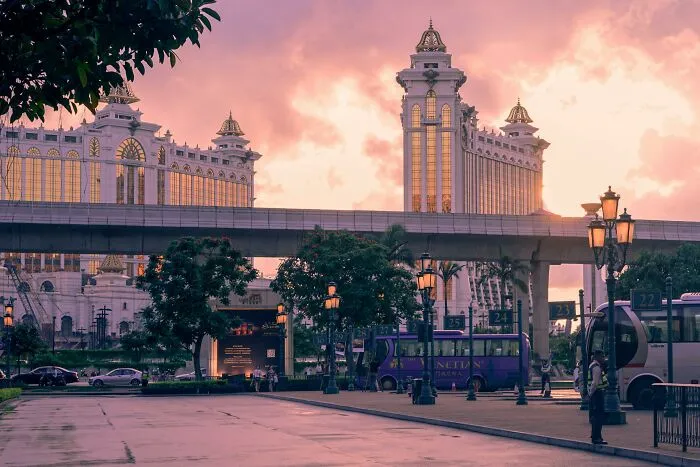 33 Terrible Countries And Cities Folks Traveled To For The First And Last Time