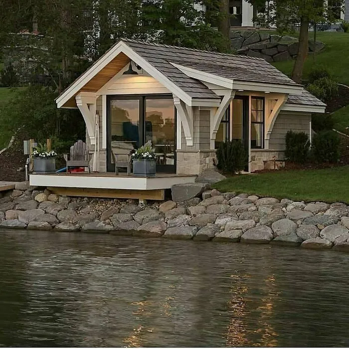 A Beautiful Tiny House Right By The Lake!