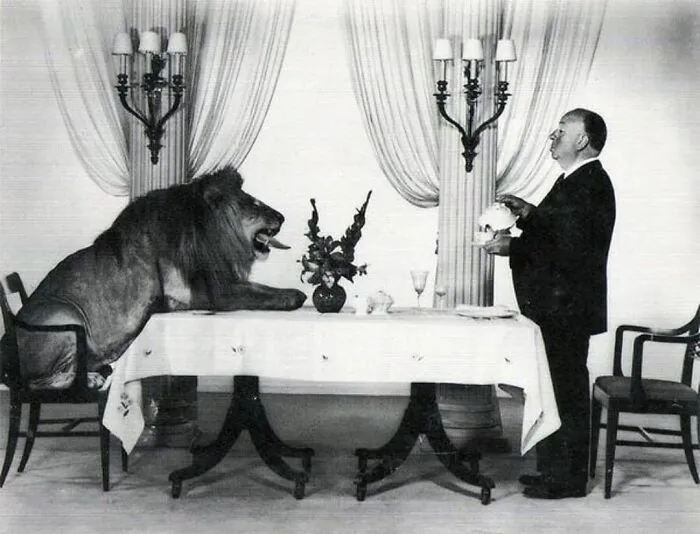 Alfred Hitchcock sirviendo té a Leo el León, mascota de MGM, 1958