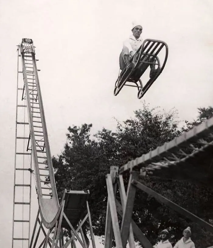 Esta foto de 1958 muestra cómo se utilizaba a un preso para probar las redes de seguridad antes de que se fabricaran en masa para el público.