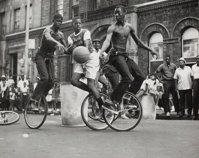 Un partido de baloncesto en monociclo en Harlem, años sesenta