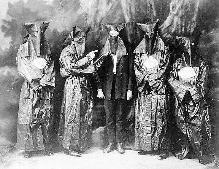 Un grupo anti KKK llamado 'La Jungla Invisible, Caballeros del Ojo del Tigre', una nueva orden secreta