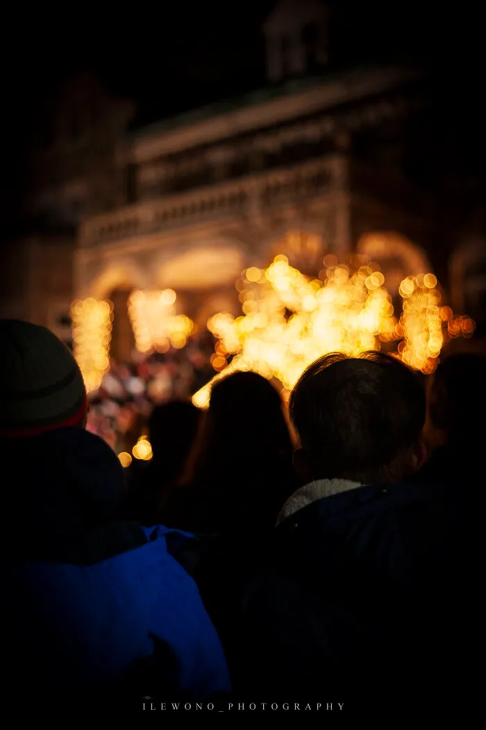 Lessons & Lights: I Photographed The Annual Evening Christmas Service At My Old High School (9 Pics)