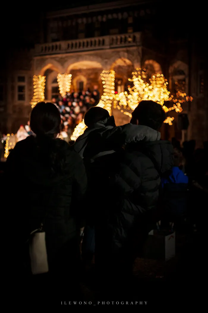 Lessons & Lights: I Photographed The Annual Evening Christmas Service At My Old High School (9 Pics)