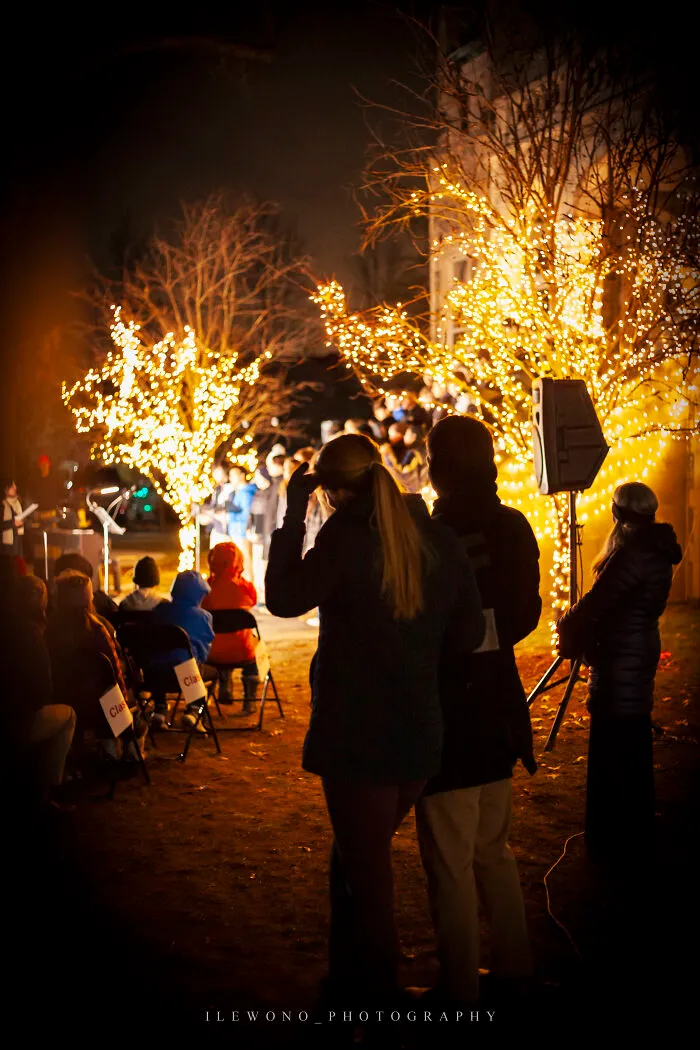 Lessons & Lights: I Photographed The Annual Evening Christmas Service At My Old High School (9 Pics)