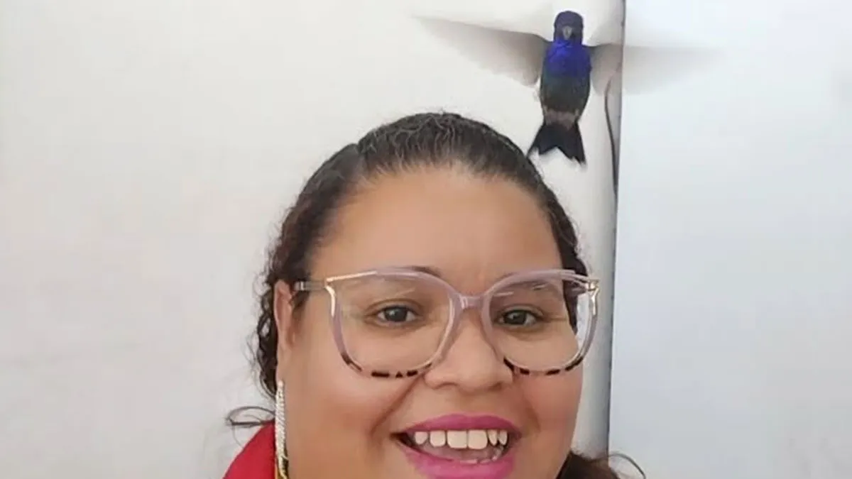 Meet The Cashier Who Captured The Heart Of A Hummingbird