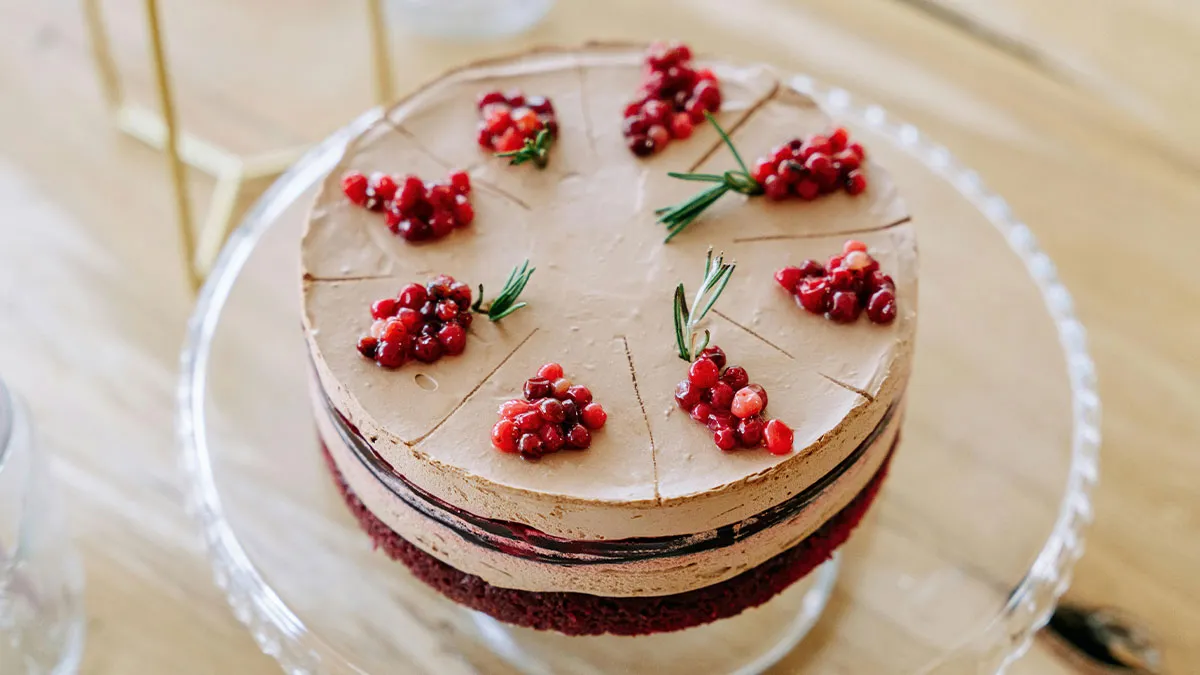 Guy Dumbfounded After Angry Texts From Friend As He Binned The Cake His Partner Baked