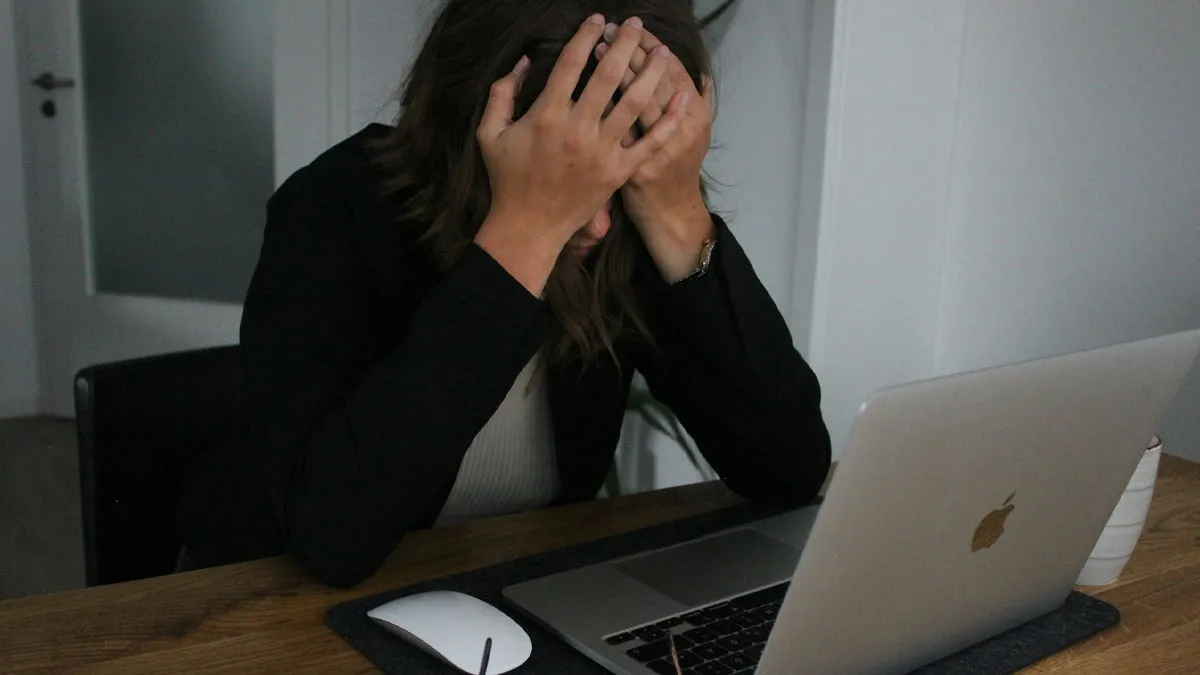 Woman Begs Hubby To Leave Her Alone For 1 Hour, He Can’t Understand Why She’s Mad When He Doesn’t