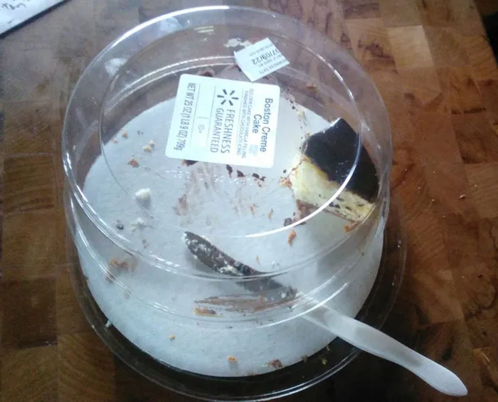Mis familiares me dijeron que habían comprado mi pastel favorito para mi cumpleaños. Sin embargo, ese día, a las 5 de la mañana, esto era todo lo que quedaba del pastel. ¿Por qué son así?