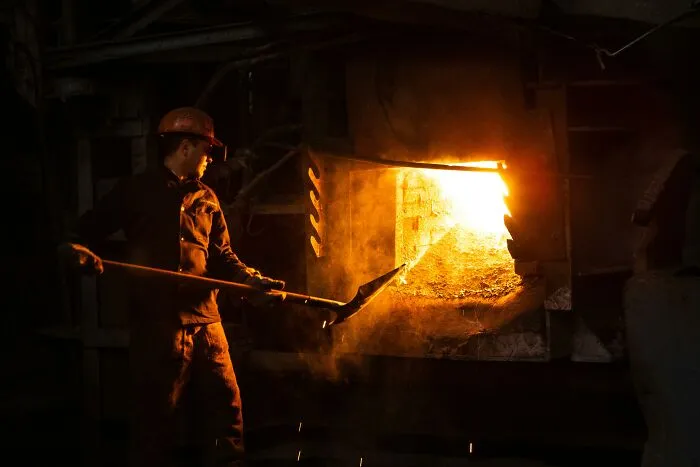 "Glass Factory": 32 Of The Worst Jobs People Have Had To Do