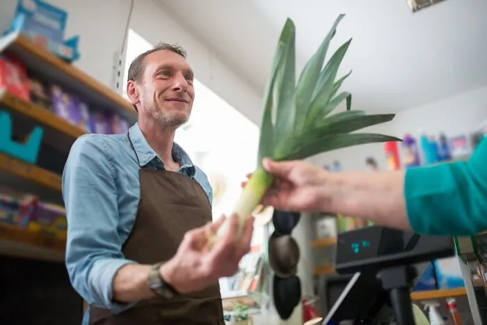 30 Small Ways To Tell If Someone Is A Truly Good Person, According To The Internet