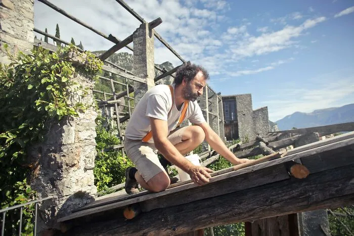 "Glass Factory": 32 Of The Worst Jobs People Have Had To Do
